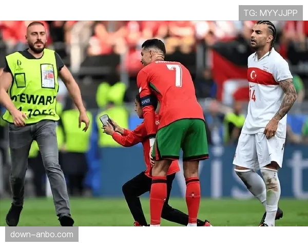 葡萄牙队官方：C罗因轻伤将缺席对阵瑞典的友谊赛